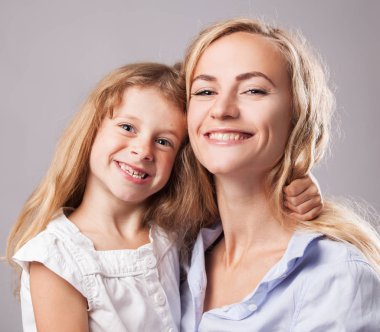 Anne ve küçük kız. Çocuklu ebeveyn. Mutlu aile elbisesi