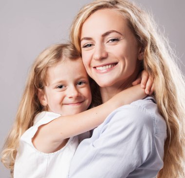 Anne ve küçük kız. Çocuklu ebeveyn. Mutlu aile elbisesi