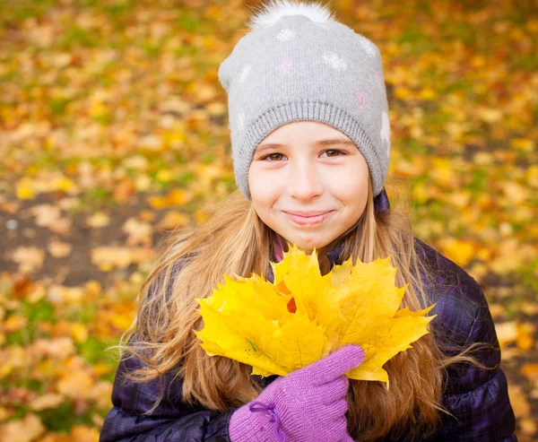 Sonbaharda Kız Küçük Çocuk Dışarıda — Stok fotoğraf