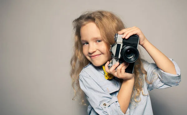 Barn Med Kamera Liten Flicka Fotografering — Stockfoto