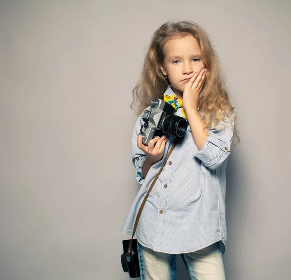 Bambino Con Macchina Fotografica Ragazzina Fotografare — Foto Stock