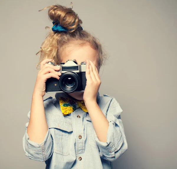 Barn Med Kamera Liten Flicka Fotografering — Stockfoto