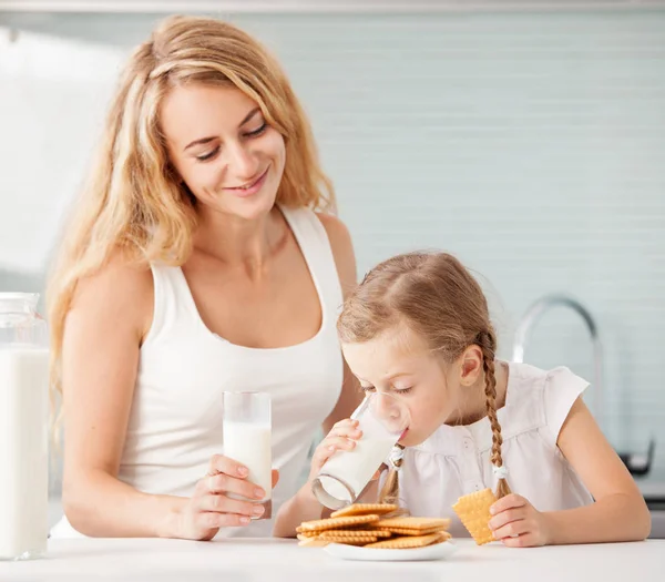 Criança Com Mãe Bebendo Leite Família Feliz Comer Casa — Fotografia de Stock