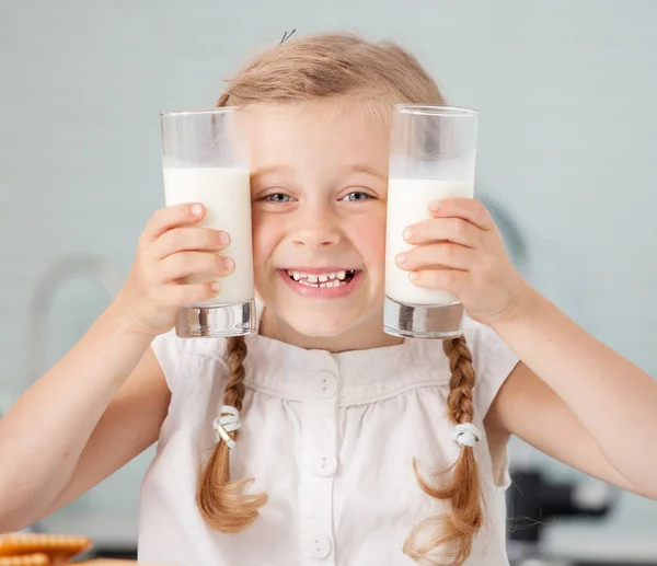 Kind Consumptiemelk Thuis Gelukkig Klein Meisje Thuis Eten — Stockfoto