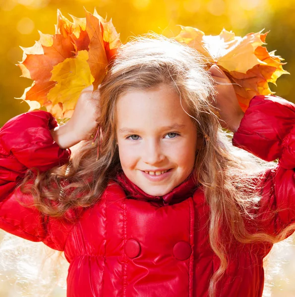 Lány Ősszel Gyermek Levéllel Parkban — Stock Fotó