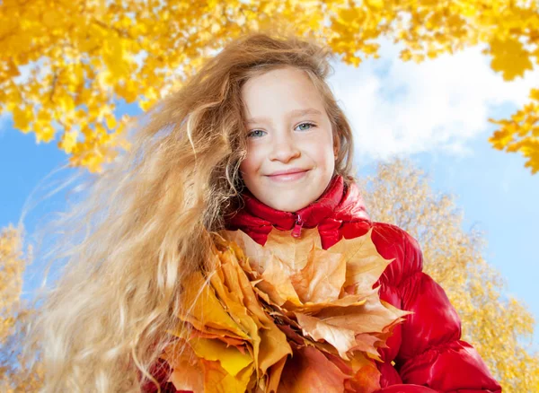 Flicka Hösten Barn Med Löv Parken — Stockfoto