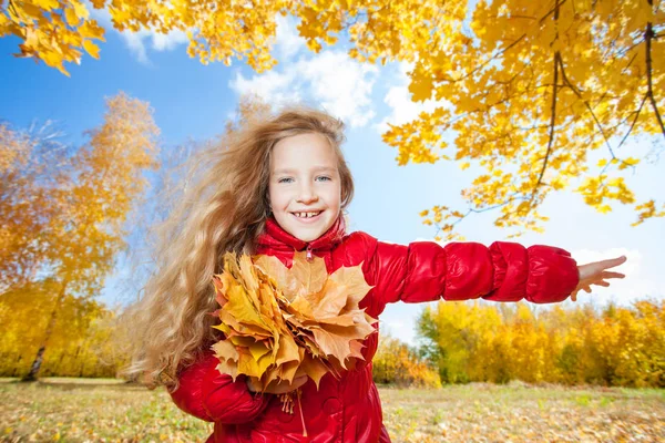 Chica Otoño Niño Con Hoja Parque — Foto de Stock