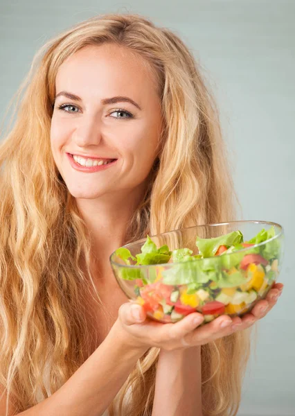Jovem Mulher Preparando Salada Legumes Cozinha — Fotografia de Stock