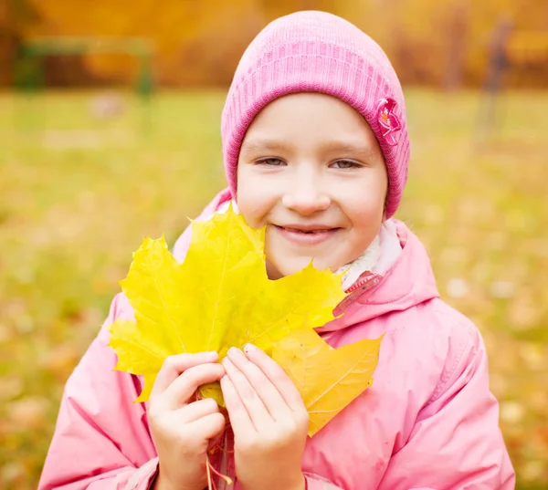 Sonbaharda Kız Küçük Çocuk Dışarıda — Stok fotoğraf