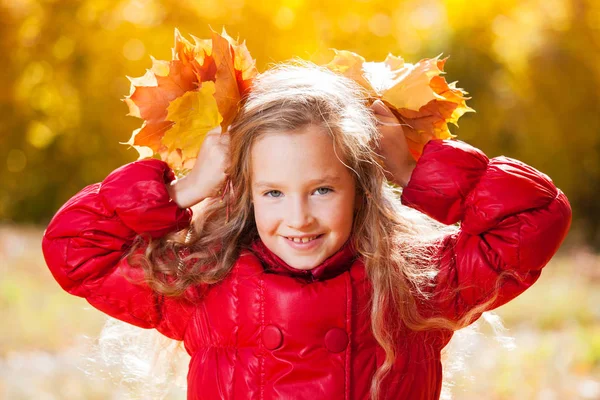 Lány Ősszel Gyermek Levéllel Parkban — Stock Fotó