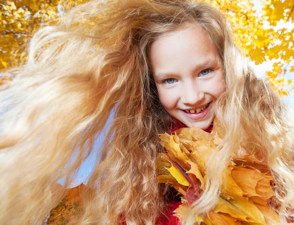 Flicka Hösten Barn Med Löv Parken — Stockfoto