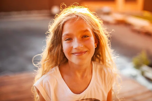 Mutlu Çocuk Açık Havada Portre Bir Kız Gülümseyen Çocuk — Stok fotoğraf