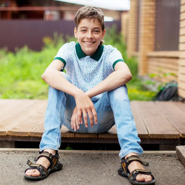 Lachende Tiener Buiten Zomer Gelukkig Een Jongen — Stockfoto