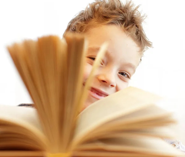 Kleiner Glücklicher Junge Mit Buch — Stockfoto