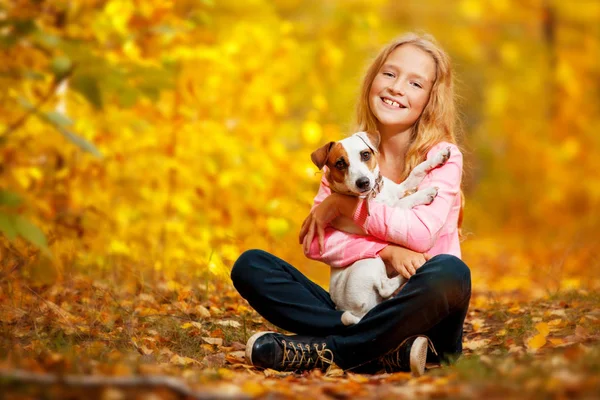Девушка Собакой Улице Ребёнок Домашним Животным Осенью — стоковое фото
