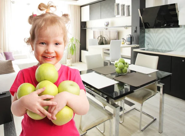 Menina Feliz Com Maçãs Casa — Fotografia de Stock