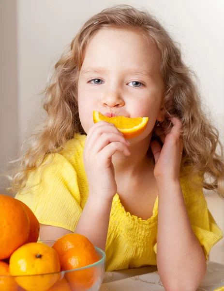 Kind Mit Orangen Glückliches Kleines Mädchen Mit Obst Hause — Stockfoto