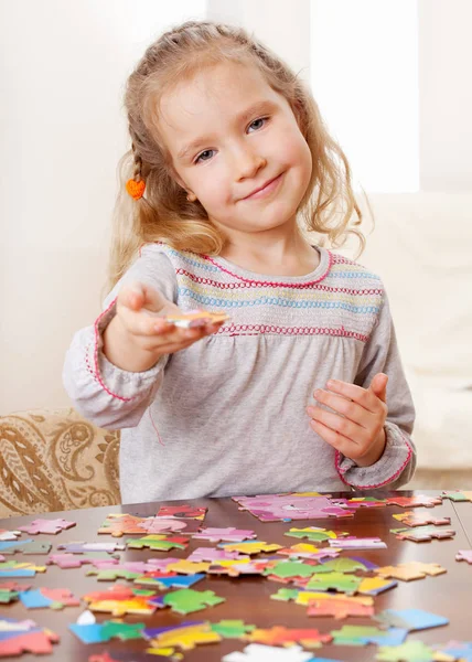 Criança Jogar Puzzle Menina Jogar Casa — Fotografia de Stock