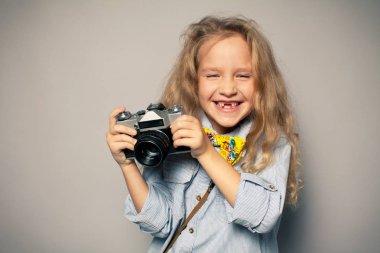 Kameralı çocuk. Küçük kız fotoğraf çekiyor.