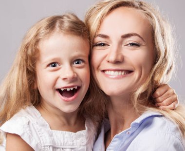 Anne ve küçük kız. Çocuklu ebeveyn. Mutlu aile elbisesi