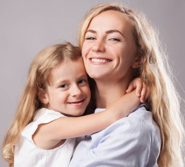 Anne ve küçük kız. Çocuklu ebeveyn. Mutlu aile elbisesi