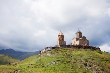 Georgia, Mount Kazbegi altında Gergeti Köyü yakınındaki Tsminda Sameba, Holy Trinity Kilisesi