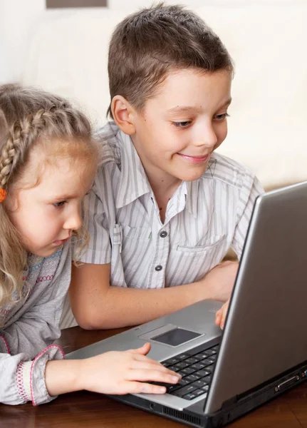 Crianças Com Laptop Dentro Casa Crianças Felizes Jogando Computador Casa — Fotografia de Stock