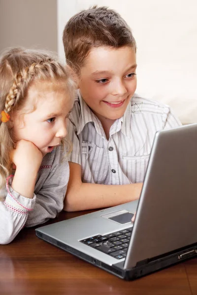 Niños Con Portátil Interior Niños Felices Jugando Computadora Casa — Foto de Stock