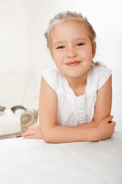 Portret Gelukkig Meisje Glimlachend Kind — Stockfoto