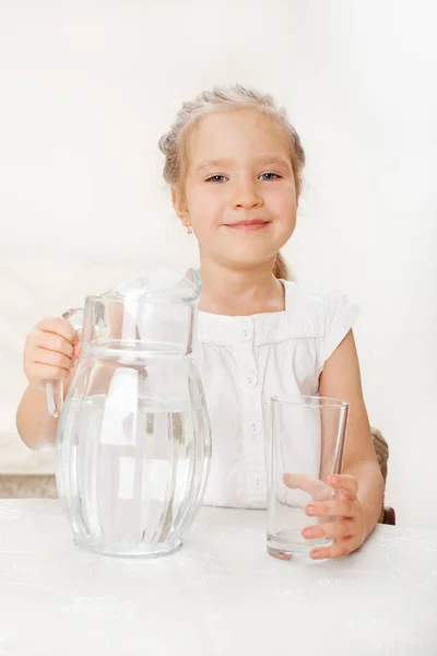 Bambino Con Brocca Vetro Acqua Bambina Che Beve Acqua Casa — Foto Stock