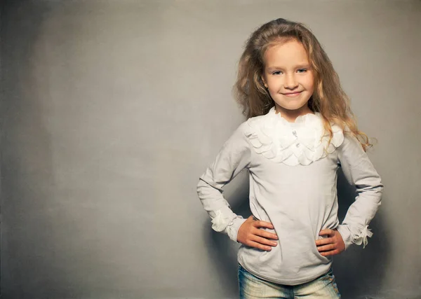 Kind Über Schulleitung Mädchen Der Nähe Der Tafel — Stockfoto