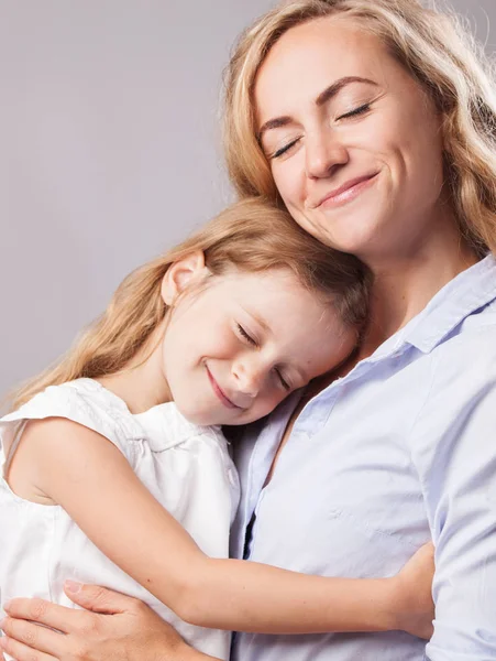 Madre Con Una Niña Padres Con Hijos Feliz Ama Familia — Foto de Stock