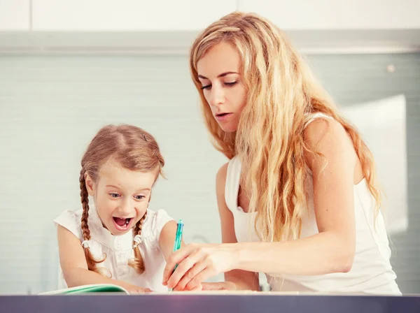 Genitore Insegna Bambino Scrivere Mamma Aiuta Sua Figlia Fare Compiti — Foto Stock