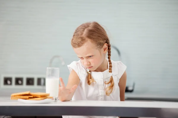Ребенок Отвращением Смотрит Еду Плохой Аппетит Маленькая Девочка Любит Молоко — стоковое фото