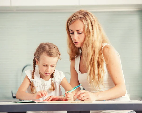 Üst Yazmak Için Bir Çocuk Öğretir Anne Kızı Ödevini Yardım — Stok fotoğraf