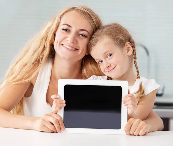 妇女和儿童的平板电脑 家庭的显示屏幕 快乐妈妈与女孩独自在家 — 图库照片
