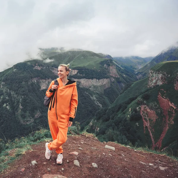 Homem Topo Montanha Mulher Turista Com Mochila Nas Montanhas — Fotografia de Stock