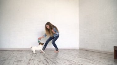 Evde köpeğiyle oynayan çocuk