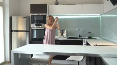 Mutfakta dans neşeli orta yaşlı kadın