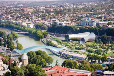 Tiflis eski şehir en iyi görünümü. Barış Köprüsü