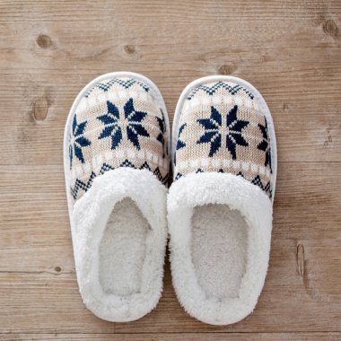 Terlik ahşap zemin üzerinde. Yumuşak rahat ev terlik