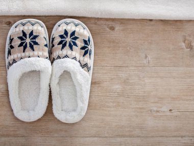 Terlik ahşap zemin üzerinde. Yumuşak rahat ev terlik