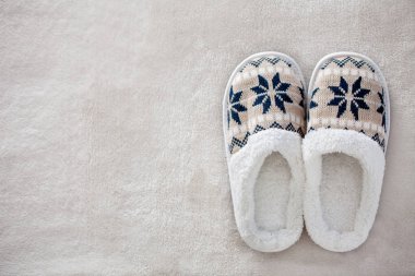 Terlik halı üzerinde. Yumuşak rahat ev terlik