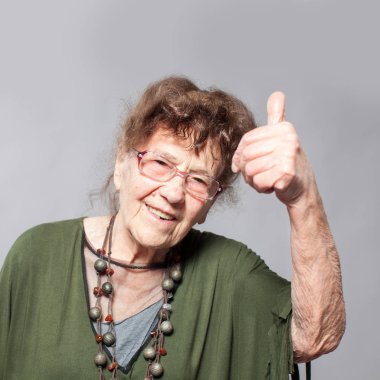 Şık yaşlılar 90 yaşında bir kadın. Stüdyo vurdu. Büyükanne erkek