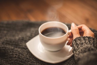 Örme şal üzerinde hoş kokulu kahve