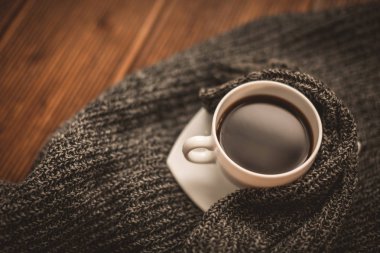 Örme şal üzerinde hoş kokulu kahve