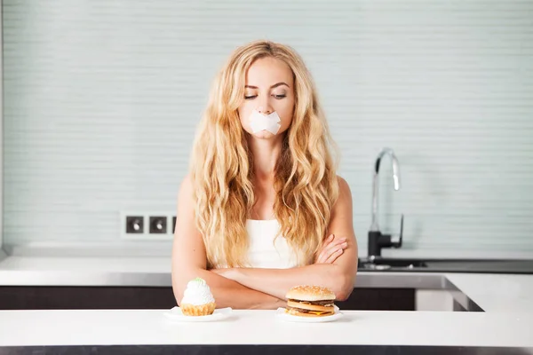 Donna Dieta Ragazza Con Bocca Sigillata Cerca Cibo — Foto Stock