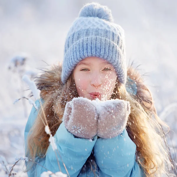 Téli Gyermek Boldog Lány Szabadban — Stock Fotó