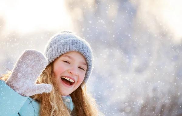 孩子在冬天 户外快乐女孩 — 图库照片