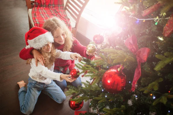 Çocukların Noel ağacı süslemesi — Stok fotoğraf